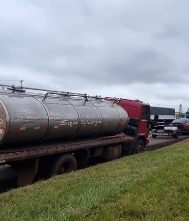 Imagem referente a Caminhão quebra eixo cardan na BR-277 em Cascavel e motorista evita acidentes ao jogar veículo para a valeta