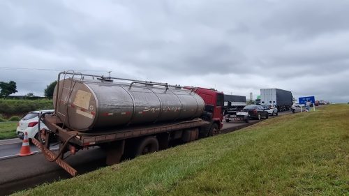 Imagem referente a Caminhão quebra eixo cardan na BR-277 em Cascavel e motorista evita acidentes ao jogar veículo para a valeta