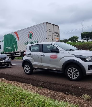 Imagem referente a Fiat Mobi e Chevrolet Astra colidem na BR-277, em Cascavel