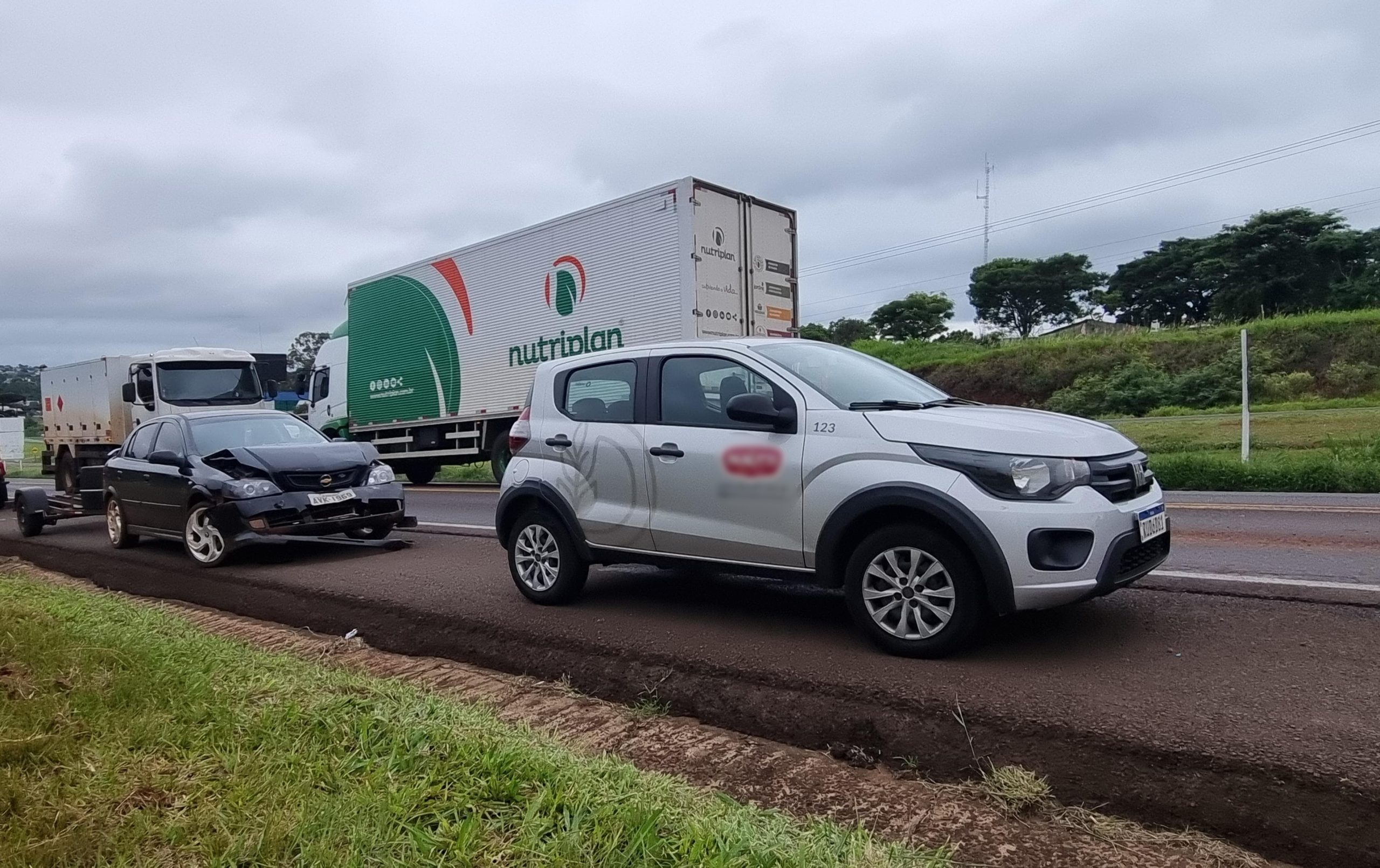 Fiat Mobi e Chevrolet Astra colidem na BR-277, em Cascavel