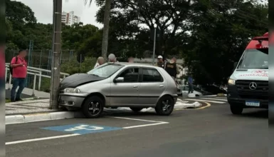 Imagem referente a Homem passa mal ao volante e colide com poste em frente à Câmara de Vereadores