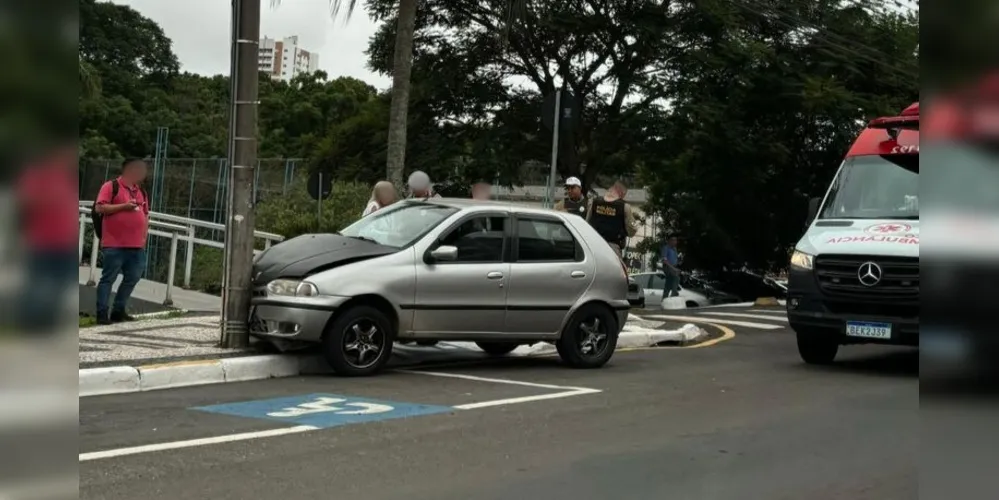 Homem passa mal ao volante e colide com poste em frente à Câmara de Vereadores