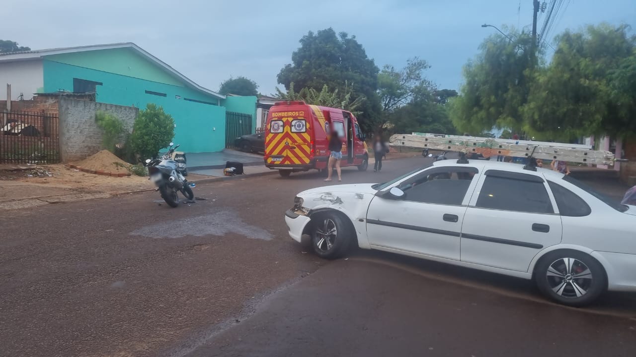 Acidente entre motocicleta e Vectra deixa jovem ferido no Interlagos Acidente entre motocicleta e Vectra deixa jovem ferido no Interlagos