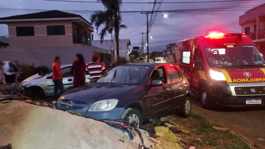 Acidente entre Corsa e Celta deixa menina de 12 anos ferida no Veneza