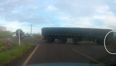 Imagem referente a Momentos de terror na BR-467: carreta atravessa rodovia e quase causa tragédia