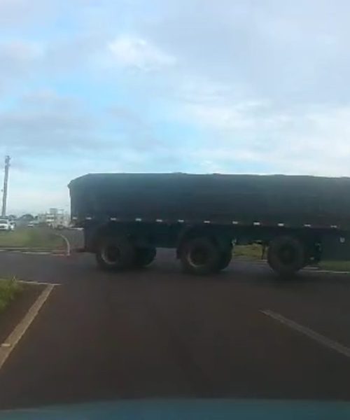 Imagem referente a Momentos de terror na BR-467: carreta atravessa rodovia e quase causa tragédia