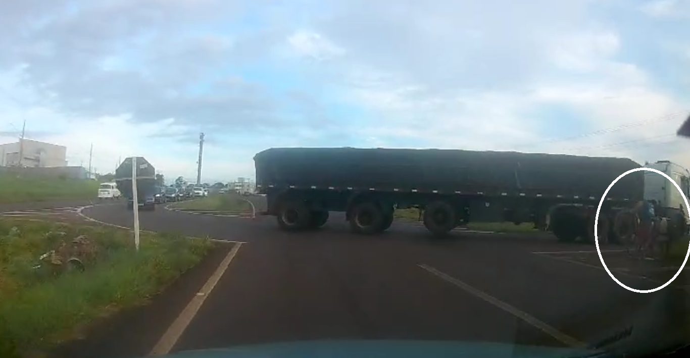 Momentos de terror na BR-467: carreta atravessa rodovia e quase causa tragédia Momentos de terror na BR-467: carreta atravessa rodovia e quase causa tragédia