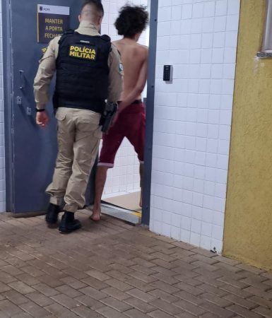 Imagem referente a Machão de cozinha é preso após agredir companheira e ameaçar enteada no Universitário