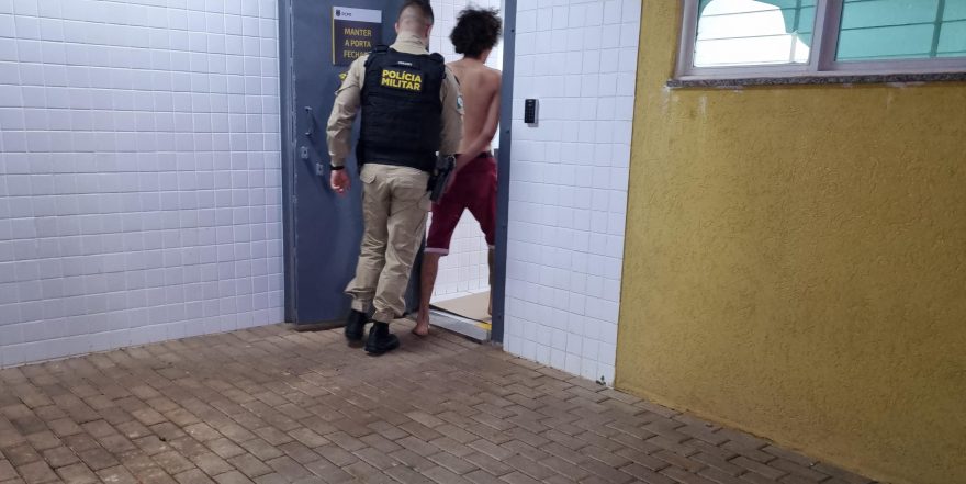 Machão de cozinha é preso após agredir companheira e ameaçar enteada no Universitário