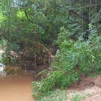 Imagem referente a Mãe e filho somem em enxurrada durante chuva forte e Bombeiros realizam buscas  