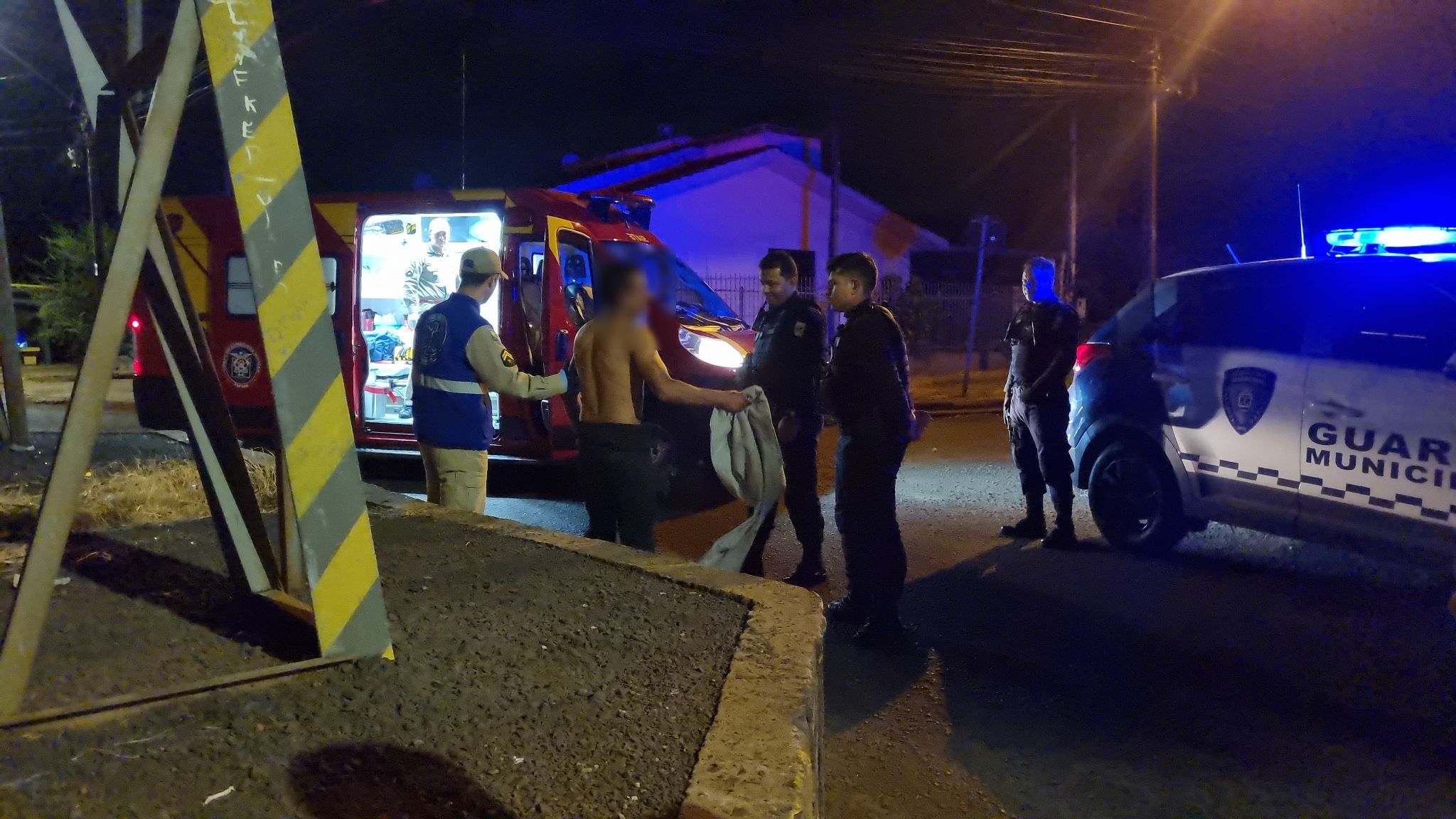 Homem toma "corretivo" de populares ao ser flagrado tentando invadir residência no Santa Felicidade Homem toma "corretivo" de populares ao ser flagrado tentando invadir residência no Santa Felicidade