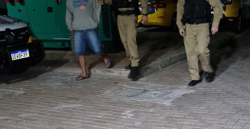 Indivíduo é detido após agredir a própria companheira em confraternização