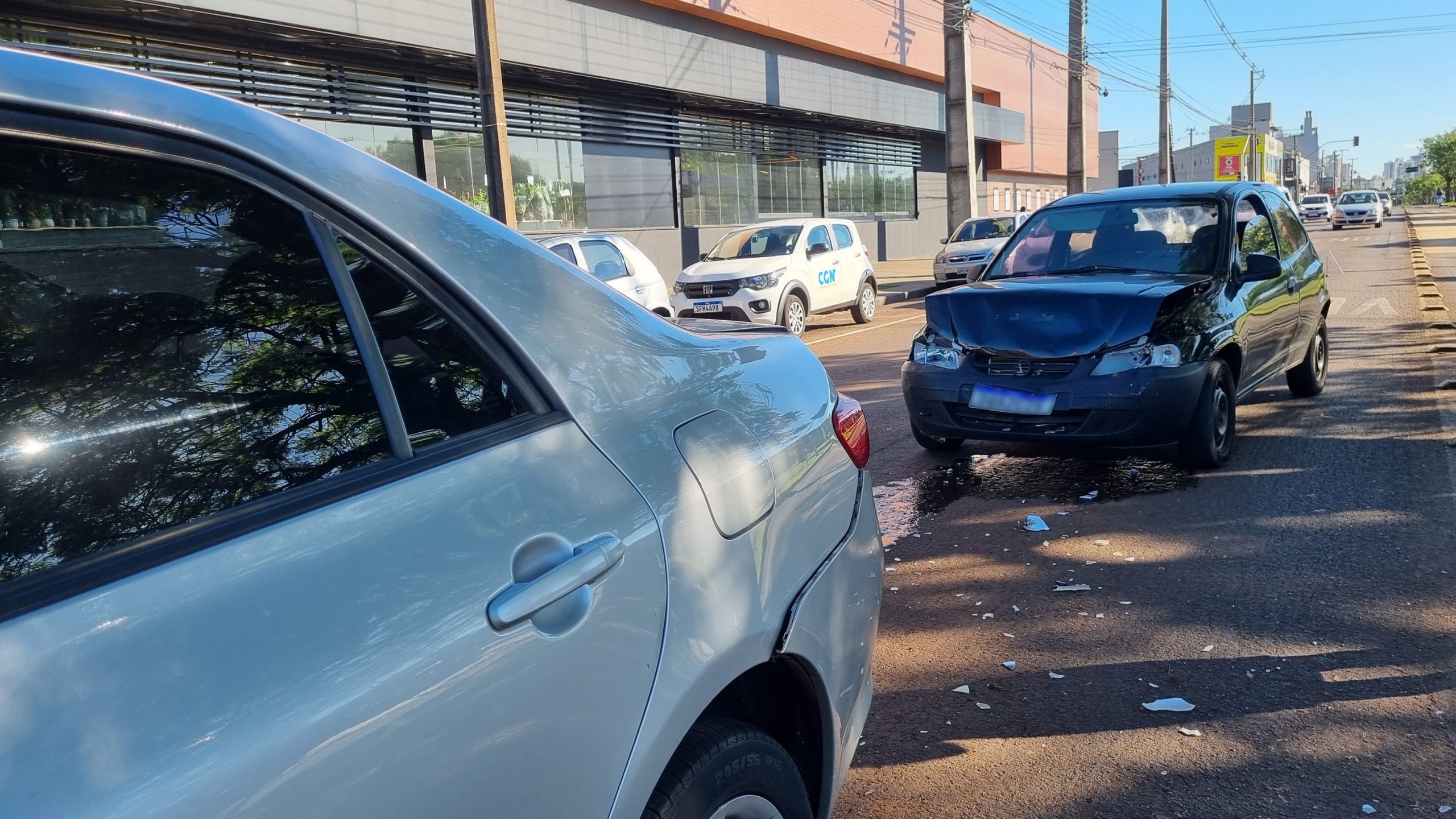 Celta e Corolla colidem na Avenida Tancredo Neves Celta e Corolla colidem na Avenida Tancredo Neves