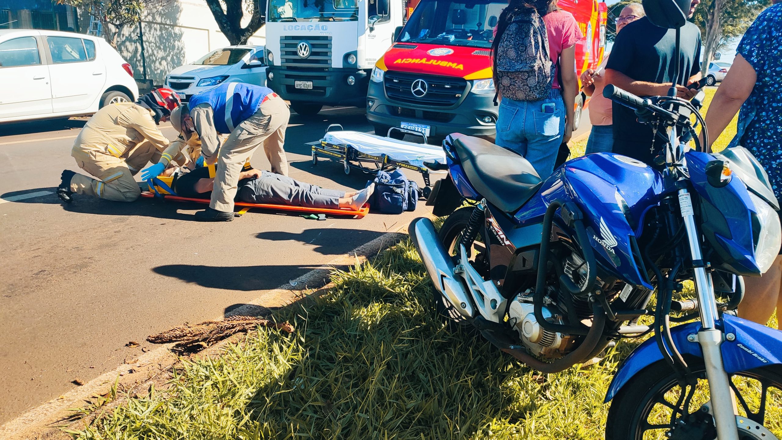 Motociclista fica ferido após colisão com carro na Avenida Rocha Pombo Motociclista fica ferido após colisão com carro na Avenida Rocha Pombo