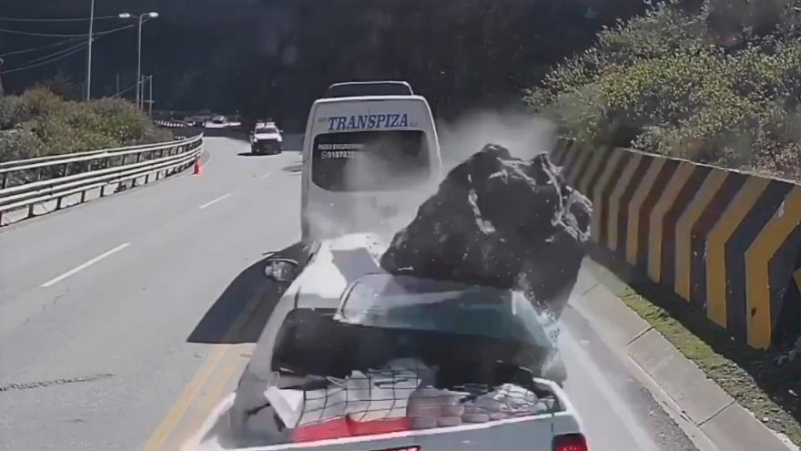 Três pessoas morrem após carro ser esmagado por pedra gigante no Peru