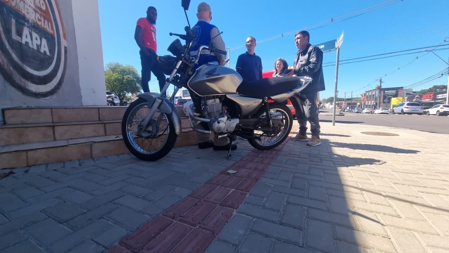 Mulher quebra o braço após colisão entre carro e moto na Avenida Carlos Gomes