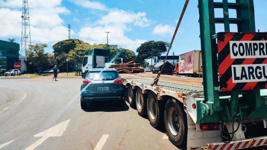 Nissan Kicks e caminhão se envolvem em colisão durante realização de contorno