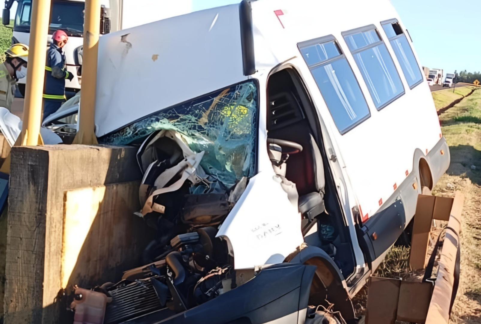 Padre morre e outras sete pessoas ficam feridas em acidente com van na PR-317