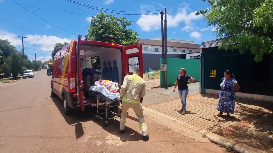 Passando cabeamento de internet, trabalhador cai de telhado e fica ferido