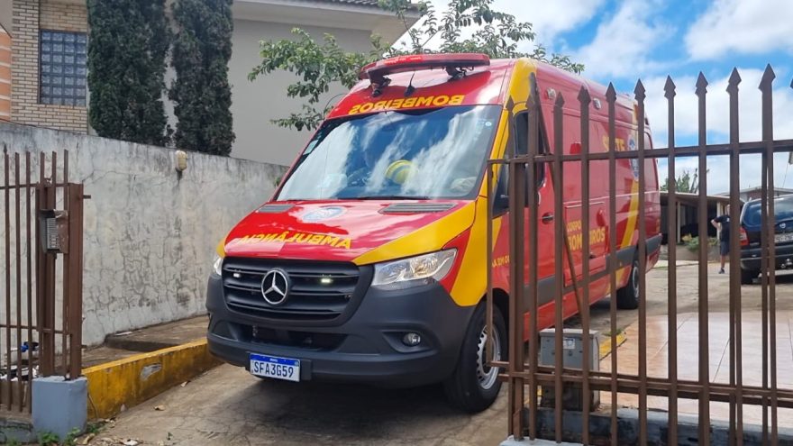 Com suspeita de fratura nas costelas, idoso é socorrido pelo Siate na Rua Vitória