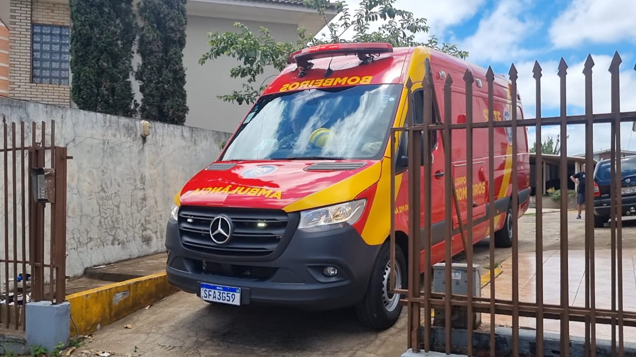 Com suspeita de fratura nas costelas, idoso é socorrido pelo Siate na Rua Vitória
