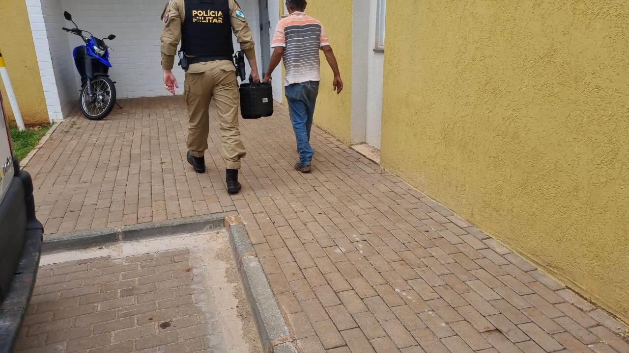 Homem é detido pela PM após se envolver em acidente na Rua Jacarezinho Homem é detido pela PM após se envolver em acidente na Rua Jacarezinho