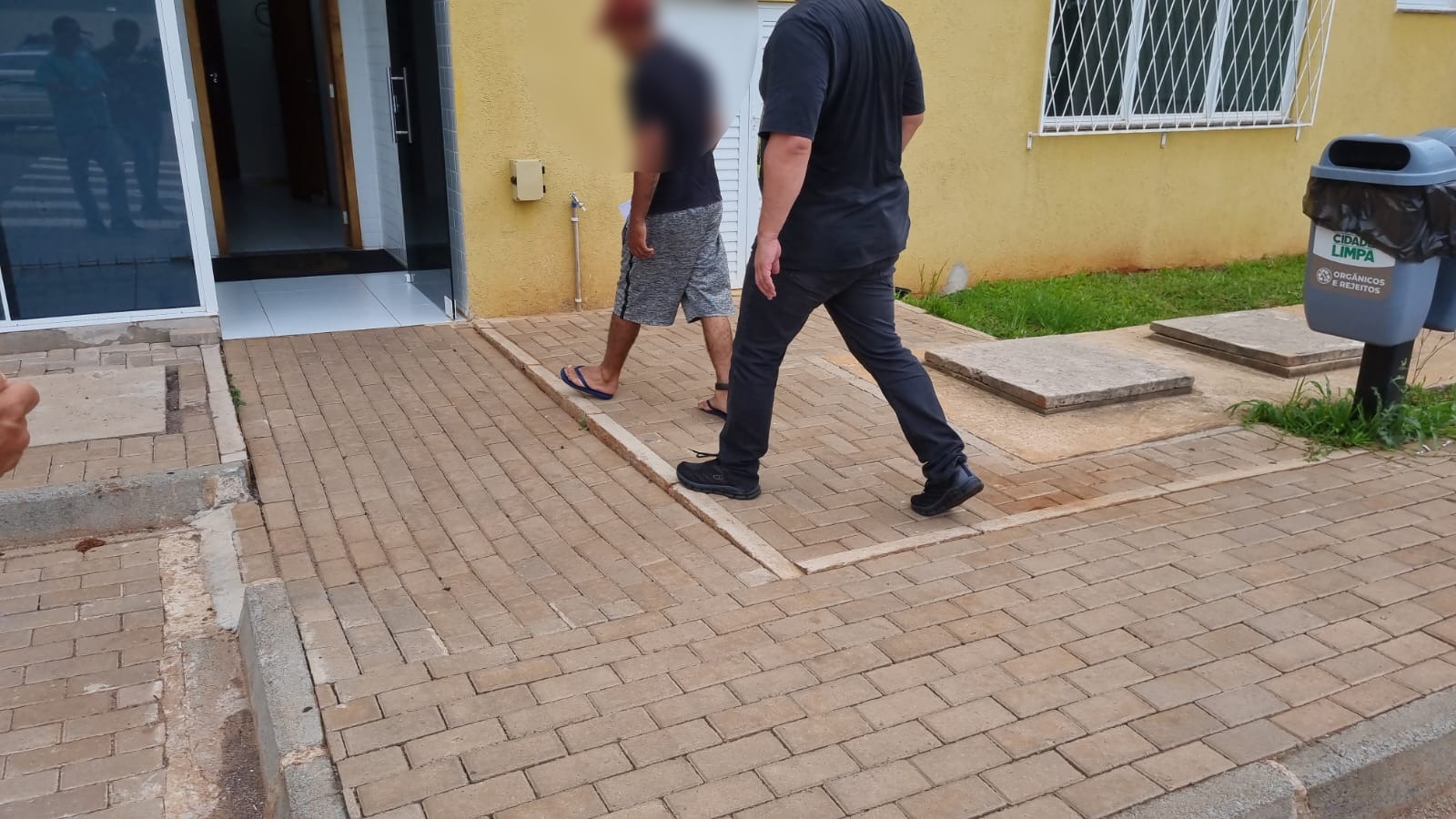 Homem de 33 anos é encaminhado para Delegacia após cumprimento de mandado de busca Homem de 33 anos é encaminhado para Delegacia após cumprimento de mandado de busca