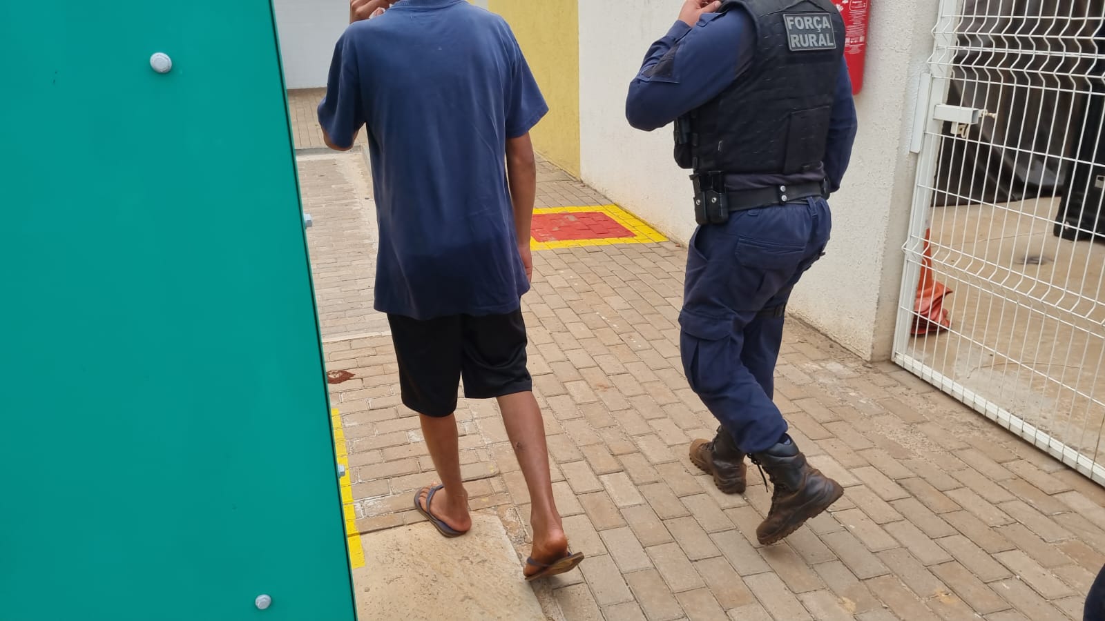 Adolescente de 15 anos é apreendido conduzindo moto adulterada e sem placa Adolescente de 15 anos é apreendido conduzindo moto adulterada e sem placa