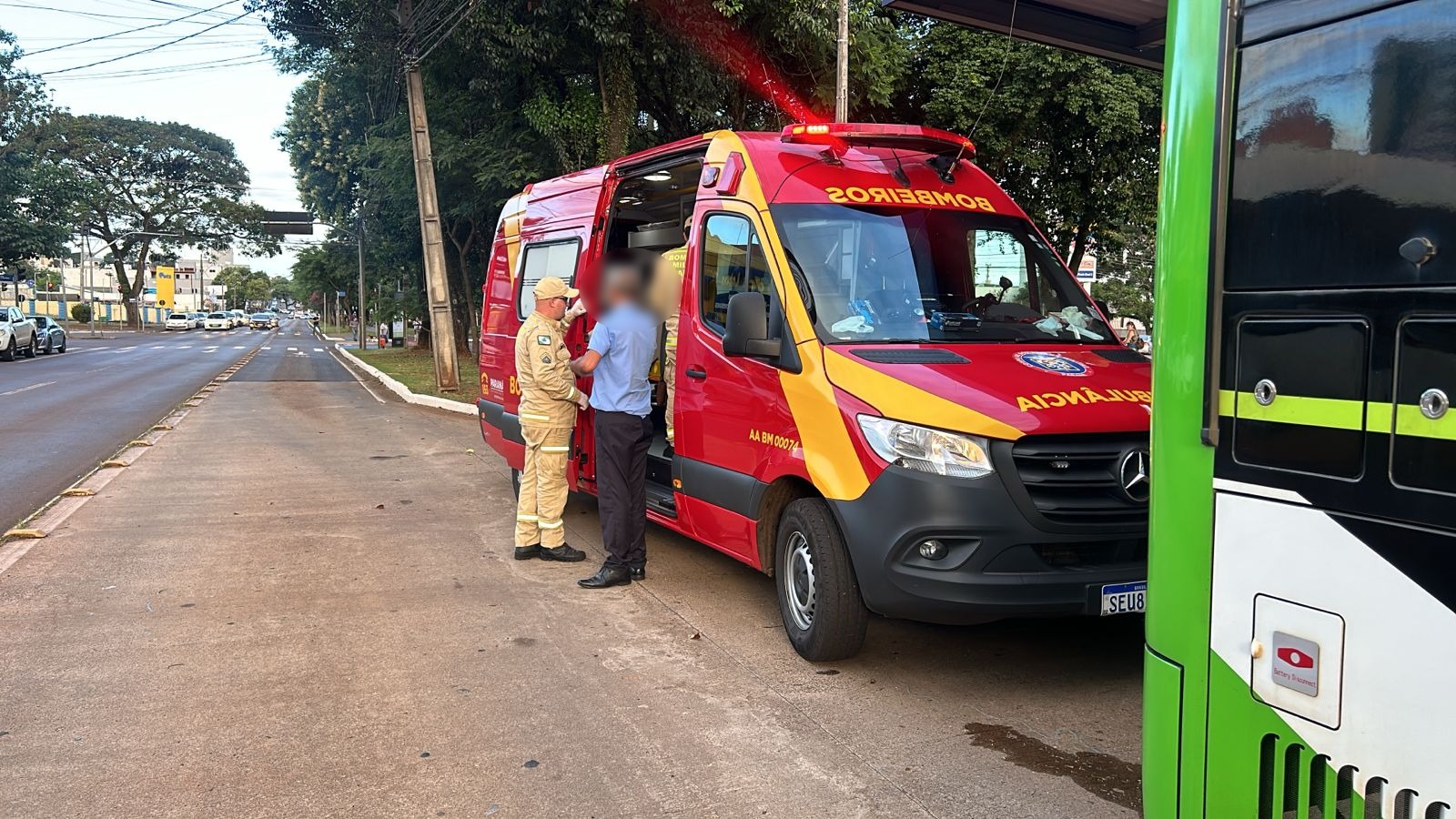 Criança de um ano tem pé preso em porta de ônibus e é socorrida pelo Siate