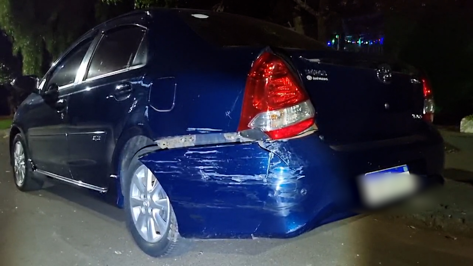 Veículo bate em três carros estacionados e condutor foge no Parque São Paulo