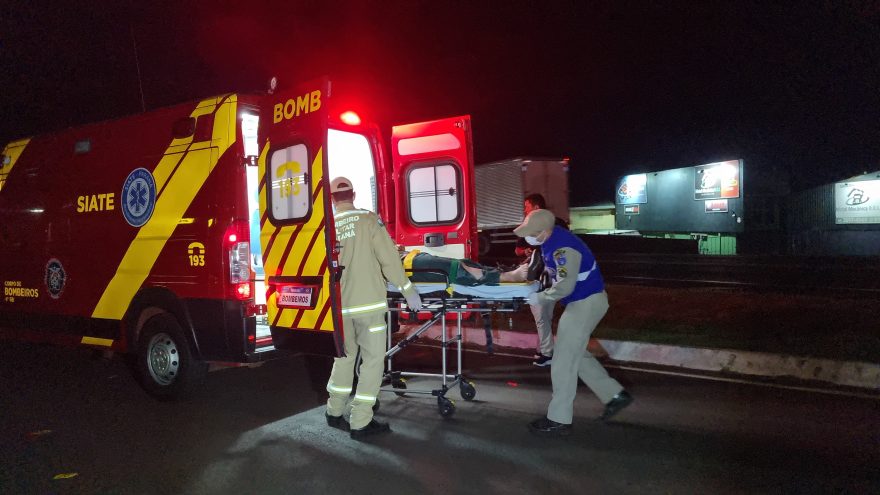 Acidente entre duas motos deixa entregador ferido na marginal da BR-277