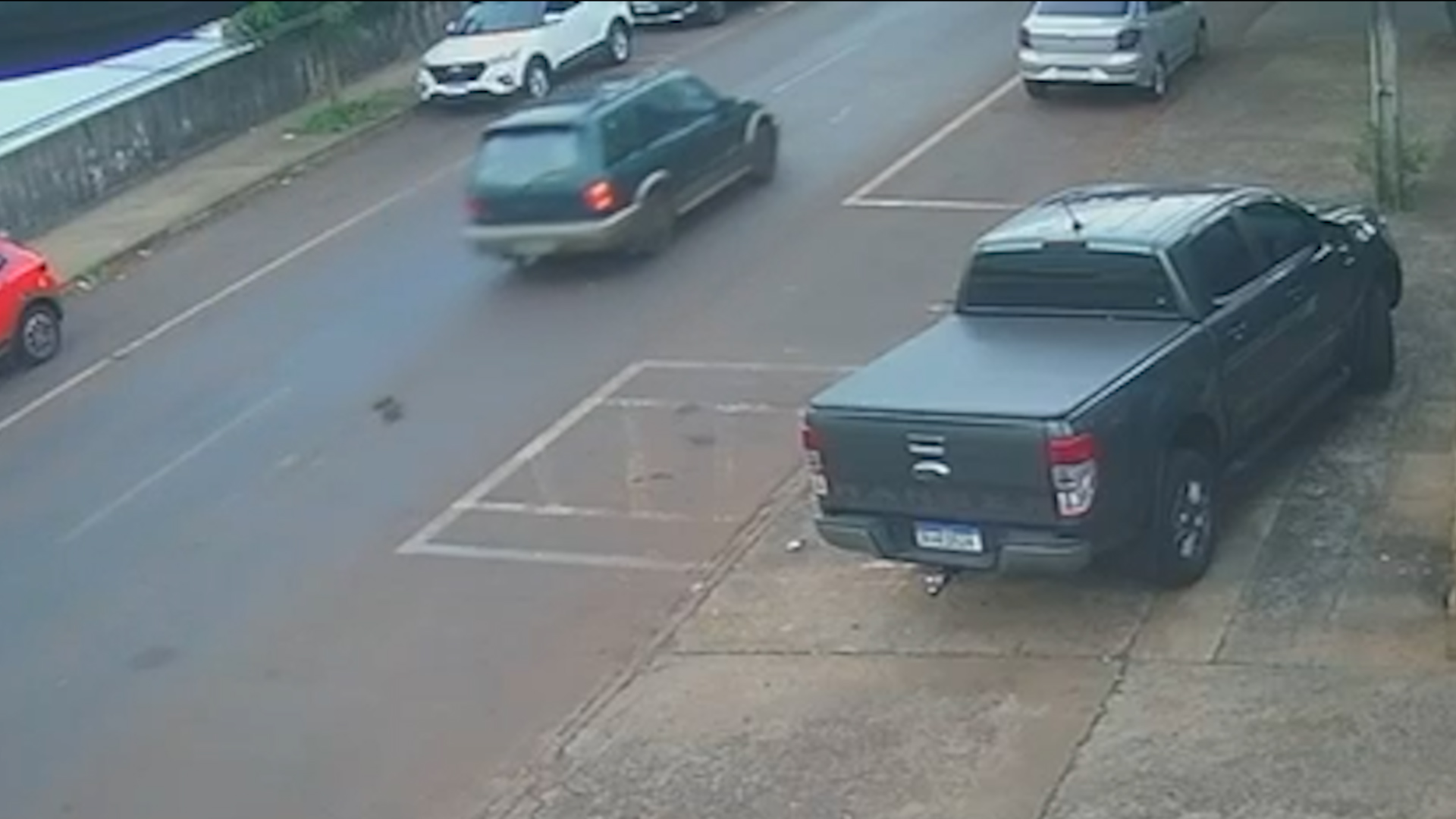 Quem perdeu a cobra? Cobra cai de carro em movimento na Rua Cristóvão Colombo
