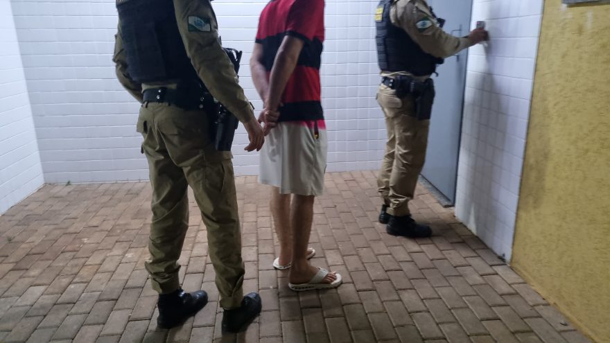 Flamenguista é preso após brigar com a esposa no Bairro Santa Felicidade
