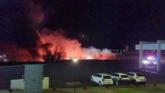 Incêndio de grandes proporções atinge fábrica em núcleo industrial na BR-277 em Cascavel