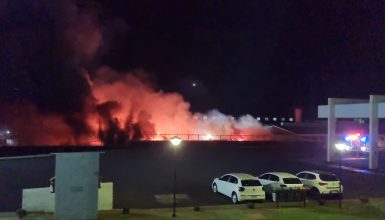 Imagem referente a Incêndio de grandes proporções atinge fábrica em núcleo industrial na BR-277 em Cascavel