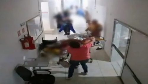 Imagem referente a Vídeo: mulher invade hospital e ataca paciente com cerca de 30 facadas em Quedas do Iguaçu