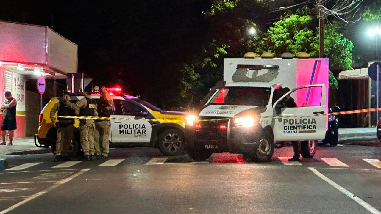 Jovem de 22 anos é morto a tiros na frente da família