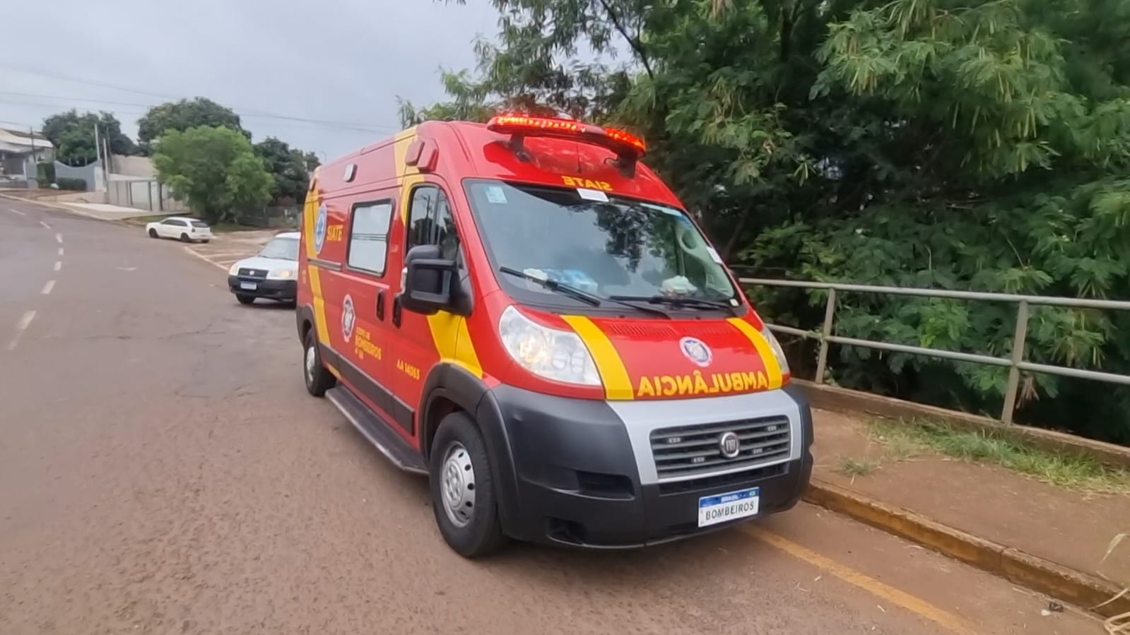 Homem é jogado dentro de riacho na Rua Potiguaras no Santa Cruz