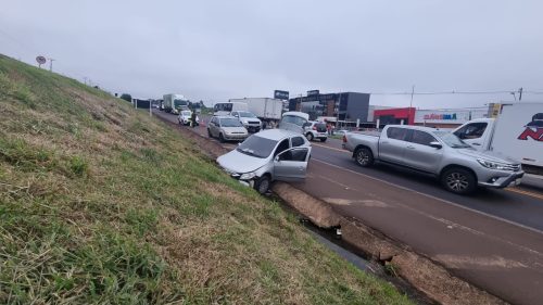 Imagem referente a Carro vai parar em barranco após acidente na rodovia BR-277