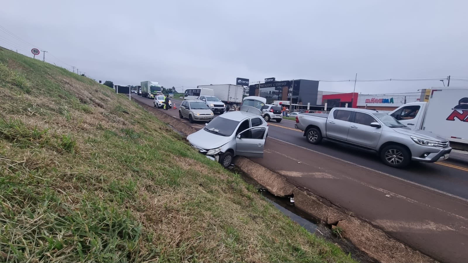 Carro vai parar em barranco após acidente na rodovia BR-277