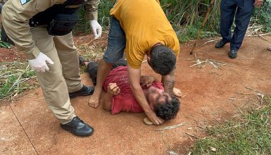 Imagem referente a Homem esfaqueado por mulher vítima de apedrejamento, é encontrado por morador de rua