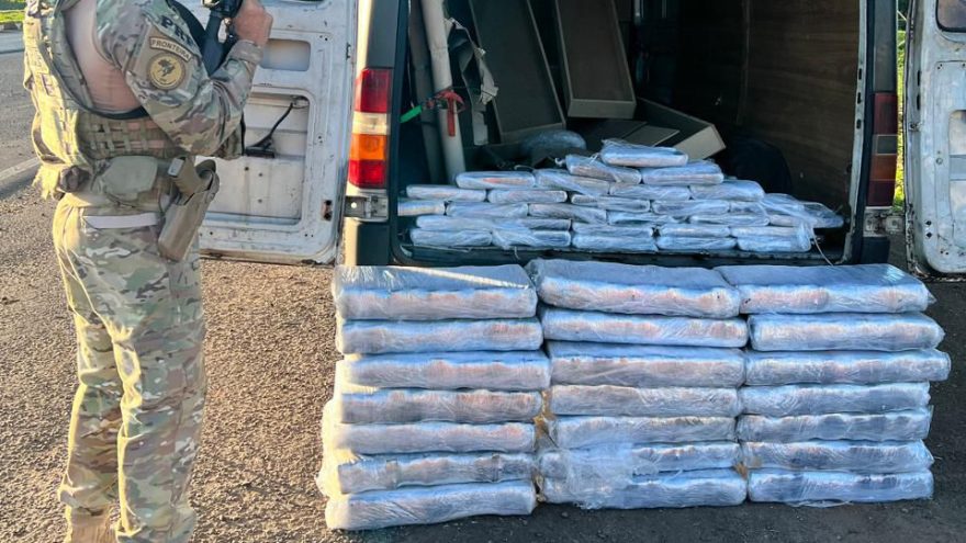 PRF flagra 267 quilos de maconha em furgão de banda
