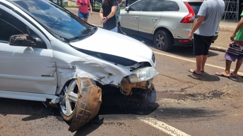 Imagem referente a Condutora afirma ter sido fechada por moto antes de bater em Volvo estacionada