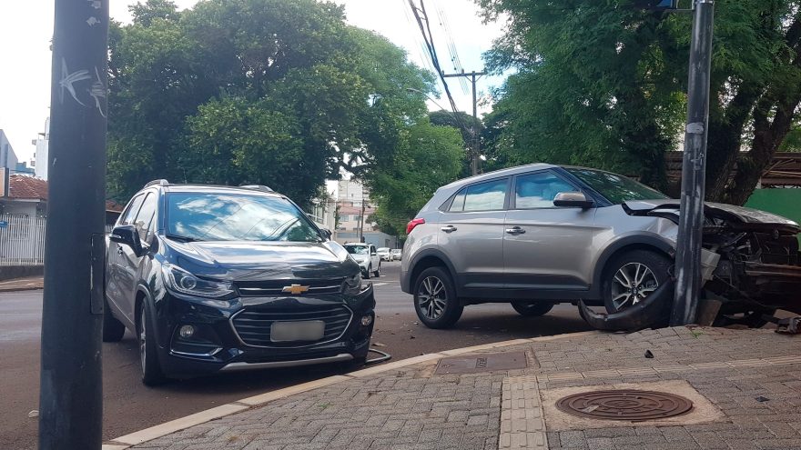 Creta e Tracker se envolvem em forte colisão de trânsito no Centro
