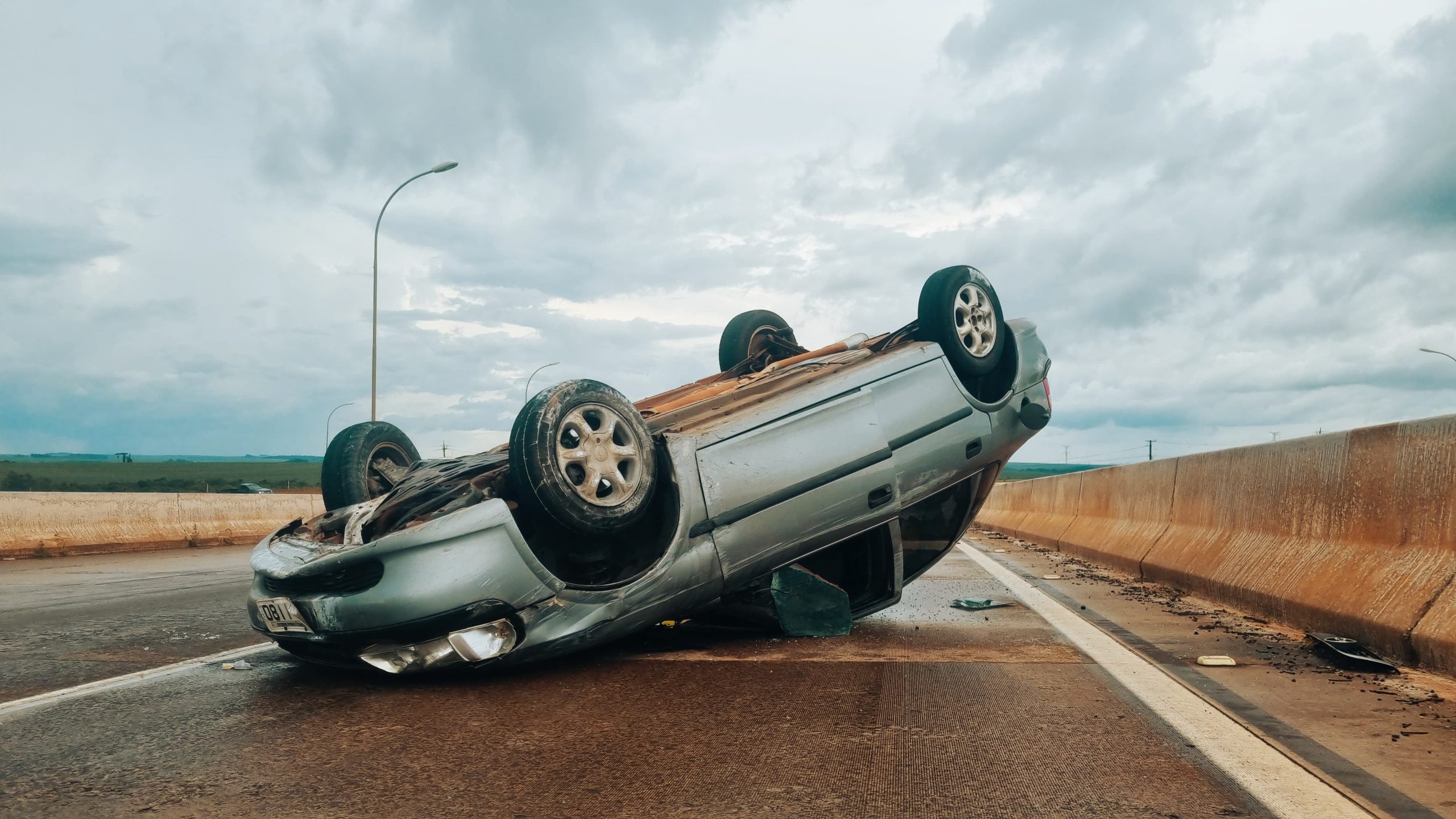 Vectra capota após acidente no Contorno Oeste em Cascavel
