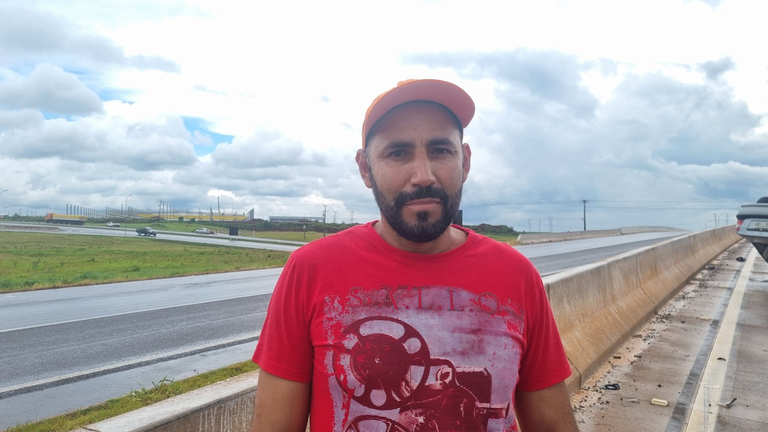 "Fui fechado por duas carretas", relata condutor de Vectra capotado no Contorno Oeste
