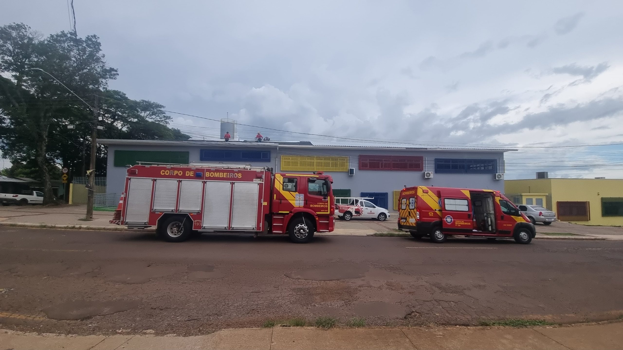 Criança fica presa no banheiro de escola e é socorrida pelo Corpo de Bombeiros