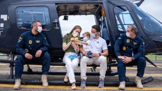 Família reencontra equipe da PRF após transporte aéreo para transplante