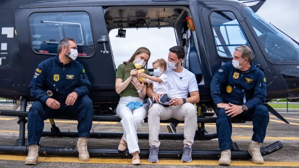Família reencontra equipe da PRF após transporte aéreo para transplante