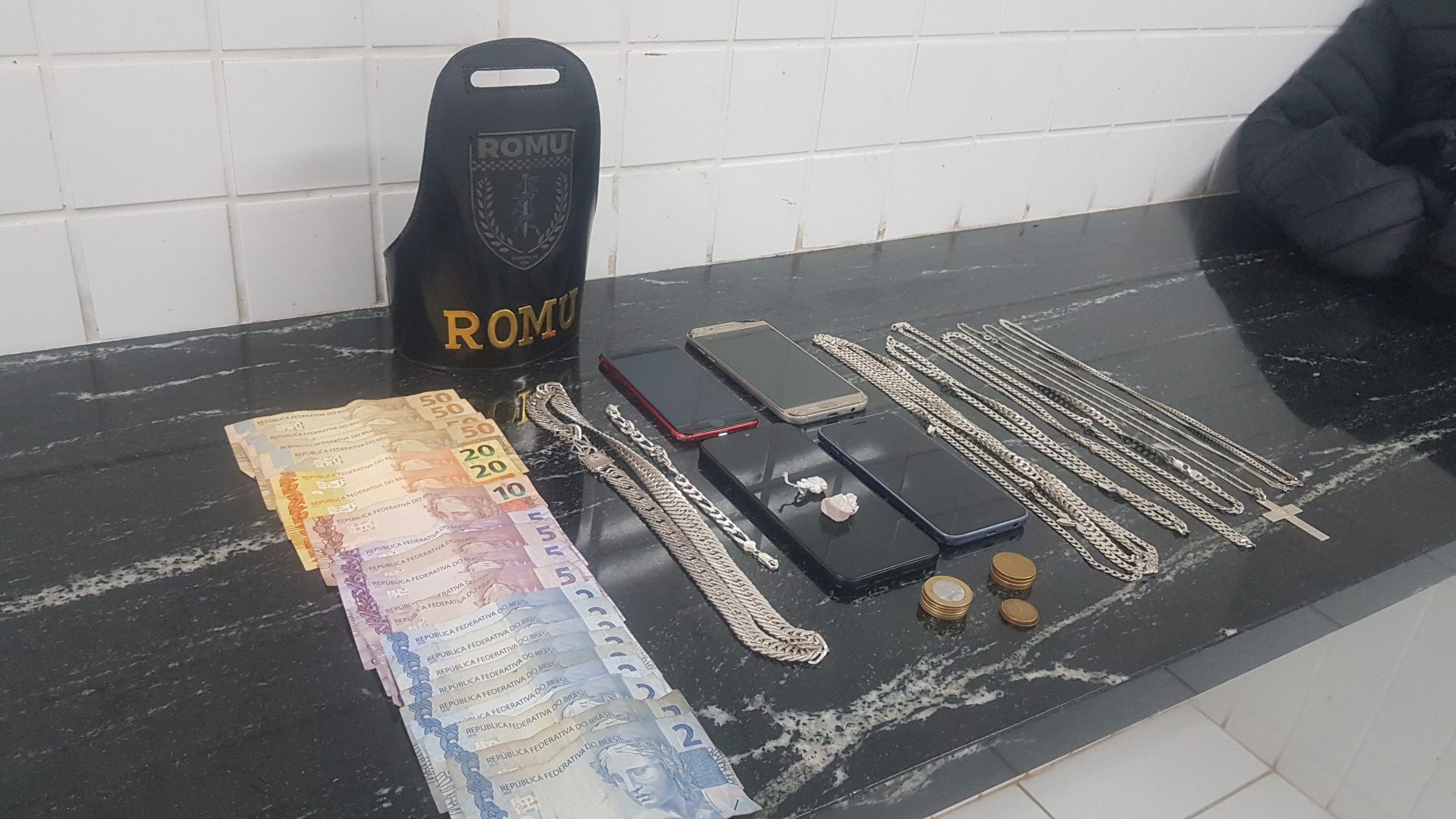 Dupla é abordada com crack e dinheiro na Rua Osvaldo Cruz em Cascavel Dupla é abordada com crack e dinheiro na Rua Osvaldo Cruz em Cascavel